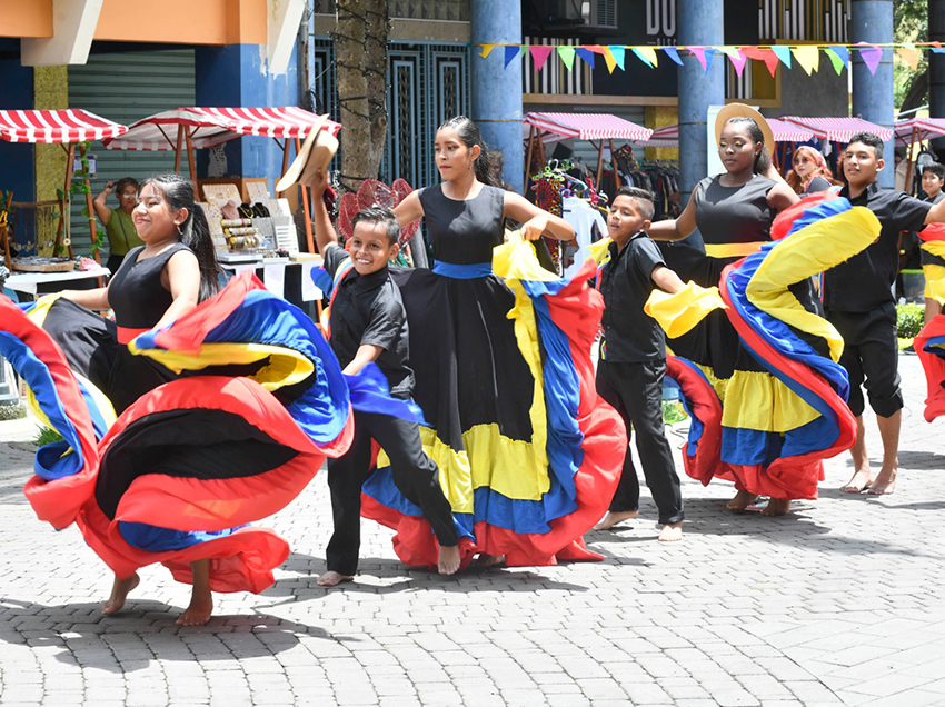 Calle Panamá vibró durante el feriado con danza, espectáculos de magia y feria de emprendedores