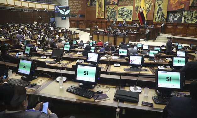 Autoridades deberán rendir cuentas ante el Pleno de la Asamblea sobre el derrame de aproximadamente 25 mil barriles de petróleo en Esmeraldas