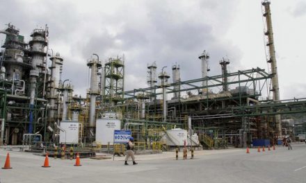 Petroecuador suspendió operaciones en refinería y oleoducto por el sismo en Esmeraldas