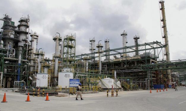 Petroecuador suspendió operaciones en refinería y oleoducto por el sismo en Esmeraldas