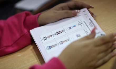 Sancionan a 17 ciudadanos por fotografiar su papeleta de votación