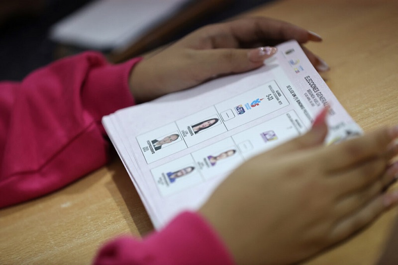 Sancionan a 17 ciudadanos por fotografiar su papeleta de votación