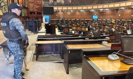 Anabella Azín, Raúl Chávez y Alfredo Serrano se reúnen para coordinar la sesión inaugural de la Asamblea