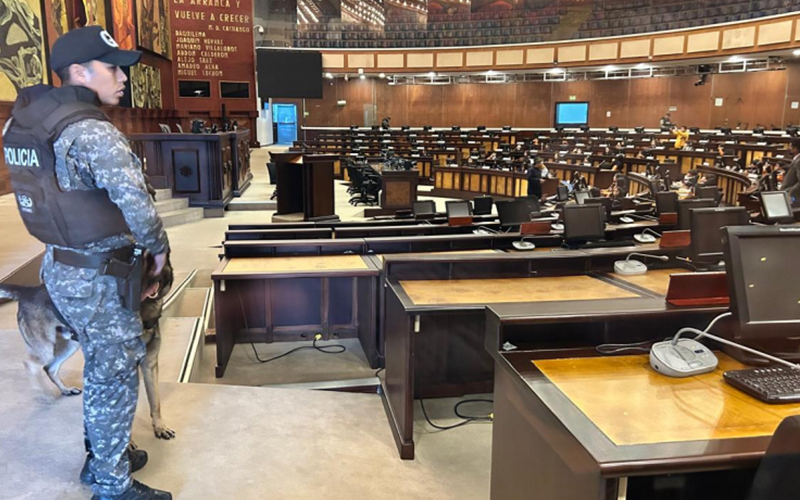Anabella Azín, Raúl Chávez y Alfredo Serrano se reúnen para coordinar la sesión inaugural de la Asamblea