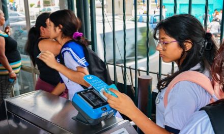 Metrovía inicia revalidación de tarjetas estudiantiles para quienes no poseen tarjeta de menor de edad.