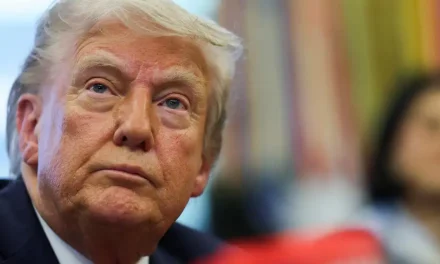 Trump pide libre tránsito de sus buques a Panamá y Egipto