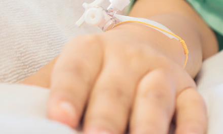 Advierten por una superbacteria que degrada el plástico y es un riesgo para los pacientes hospitalizados
