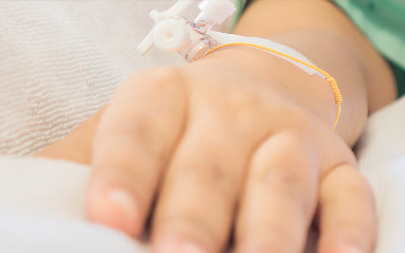 Advierten por una superbacteria que degrada el plástico y es un riesgo para los pacientes hospitalizados