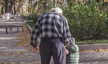 Por qué la espalda se encorva con los años y qué hacer para mantenerla recta