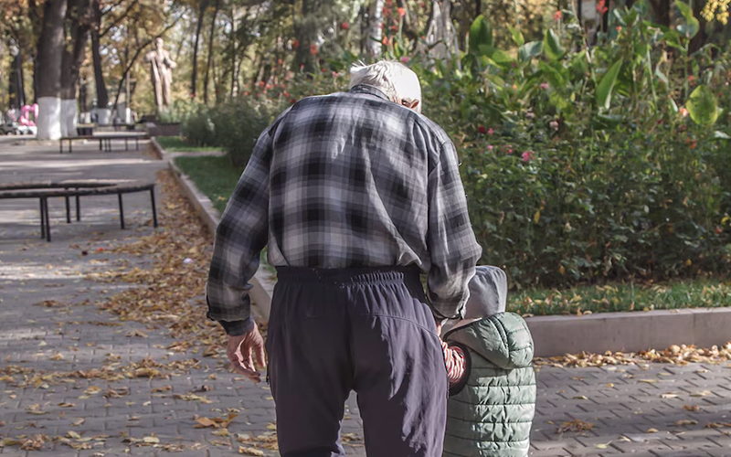 Por qué la espalda se encorva con los años y qué hacer para mantenerla recta
