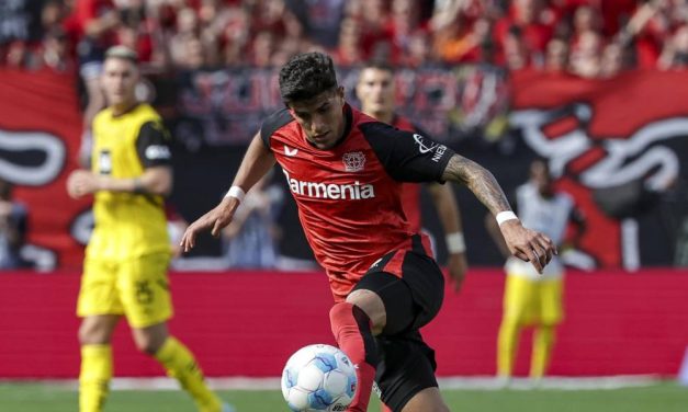 Bayer Leverkusen de Piero Hincapié cayó goleado por el Borussia Dortmund en la Bundesliga