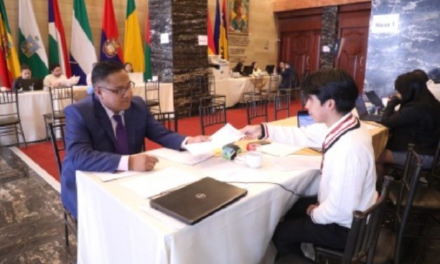 Asambleístas nacionales acreditados entregan sus documentos en la Asamblea Nacional antes de las sesión inaugural del período 2025-2029