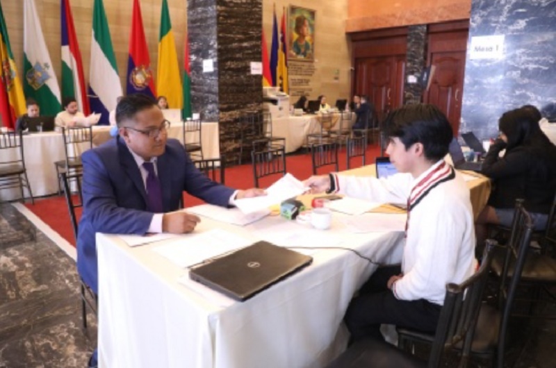 Asambleístas nacionales acreditados entregan sus documentos en la Asamblea Nacional antes de las sesión inaugural del período 2025-2029