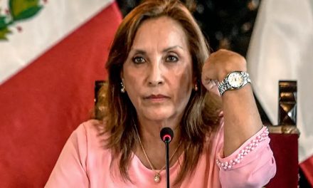 Presidenta de Perú visita zona asolada por violencia
