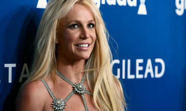 Britney Spears recibió una advertencia por fumar y beber en un vuelo privado