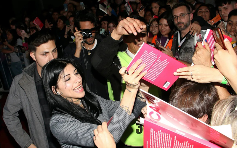 Cazzu negó prohibirle a Ángela Aguilar acercarse a su hija