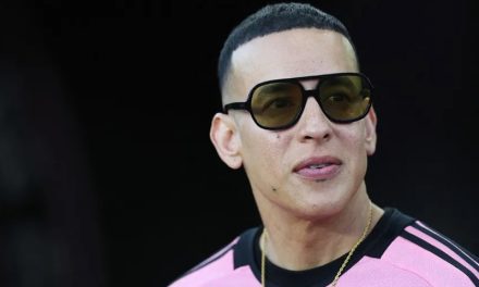 Mireddys González solicita que se declare a Daddy Yankee en desacato civil