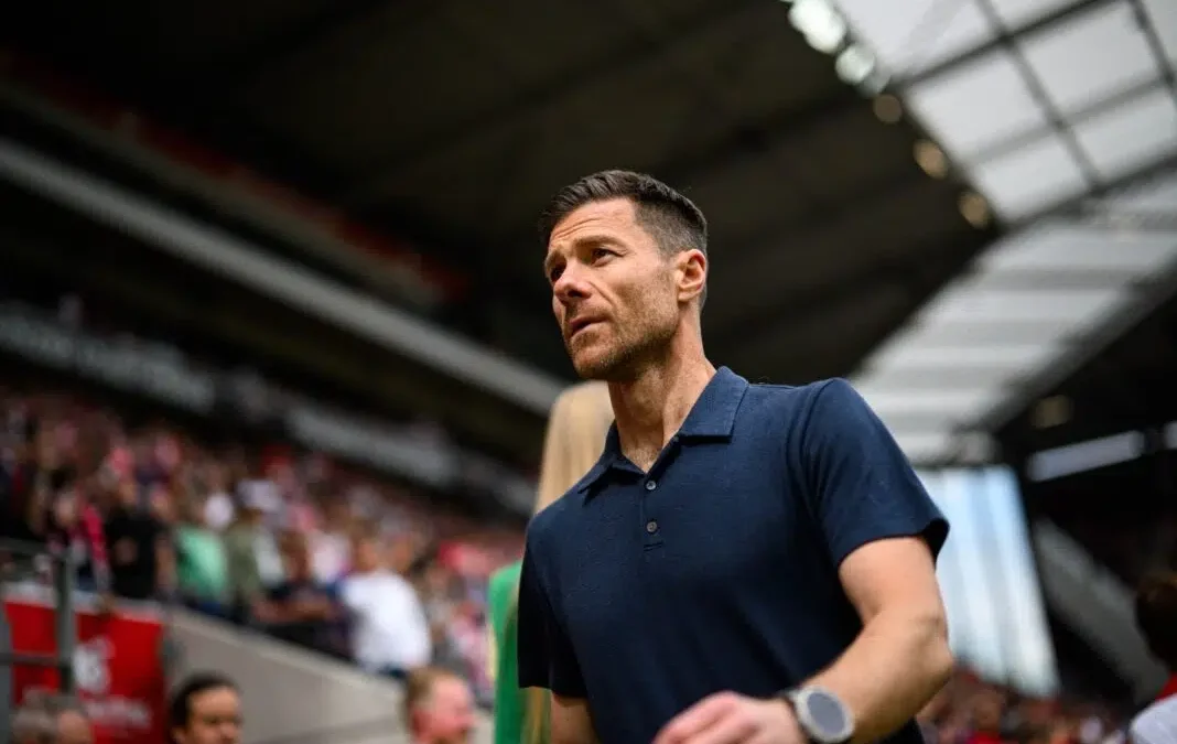 Hincapié fue titular: Bayer Leverkusen empató en la despedida de Xabi Alonso