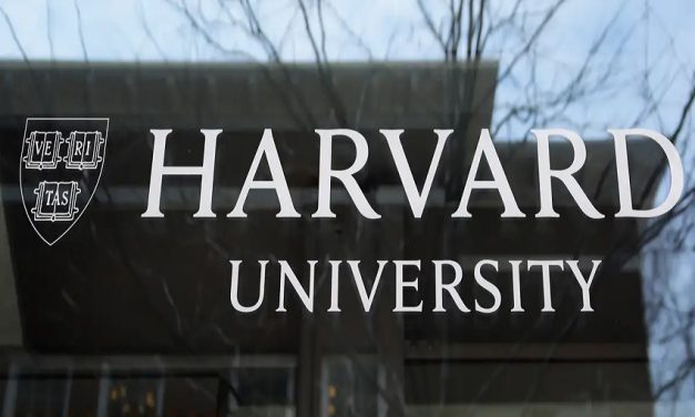 Harvard pone demanda contra veto a estudiantes extranjeros