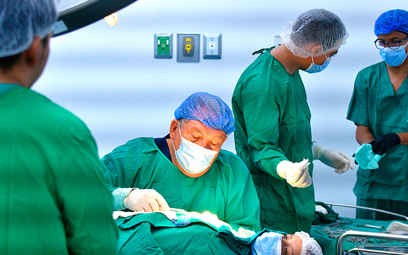 Atención que cambia vidas: el Hospital Bicentenario supera las 120 cirugías gratuitas este año