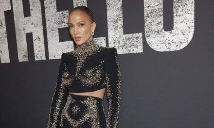 Jennifer Lopez fue demandada por publicar fotos de sí misma tomadas por paparazzi