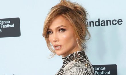 La explicación de Jennifer Lopez por besar a un hombre y a una mujer en los American Music Awards 2025