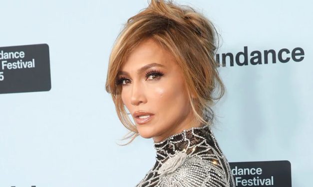 La explicación de Jennifer Lopez por besar a un hombre y a una mujer en los American Music Awards 2025