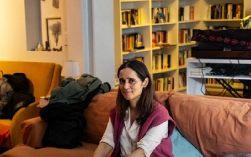 Julieta Venegas muestra su impresionante biblioteca en Buenos Aires