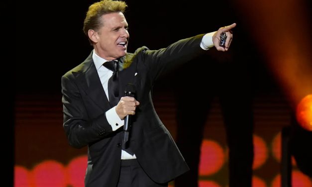 Aerolínea se deslinda de piloto que acusa a Luis Miguel de presunta deuda