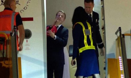 ¿Pelea presidencial?: Macron es abofeteado en la cara por su esposa ante las cámaras