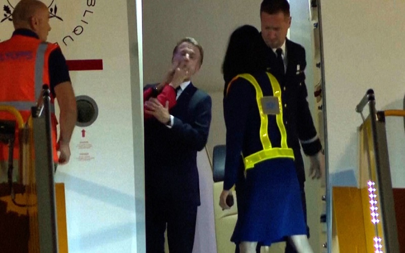 ¿Pelea presidencial?: Macron es abofeteado en la cara por su esposa ante las cámaras