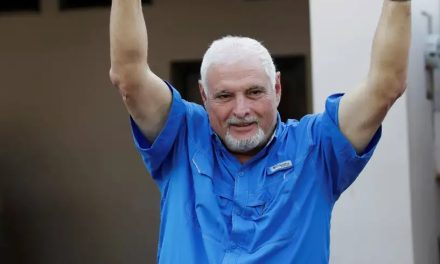 Panamá: Expresidente Martinelli viaja asilado a Colombia