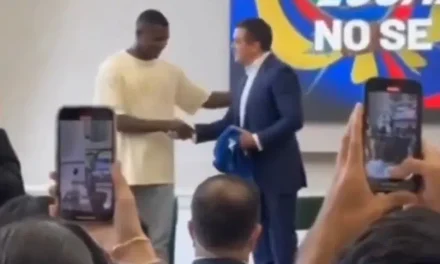 Moisés Caicedo junto al presidente Daniel Noboa en evento en Londres