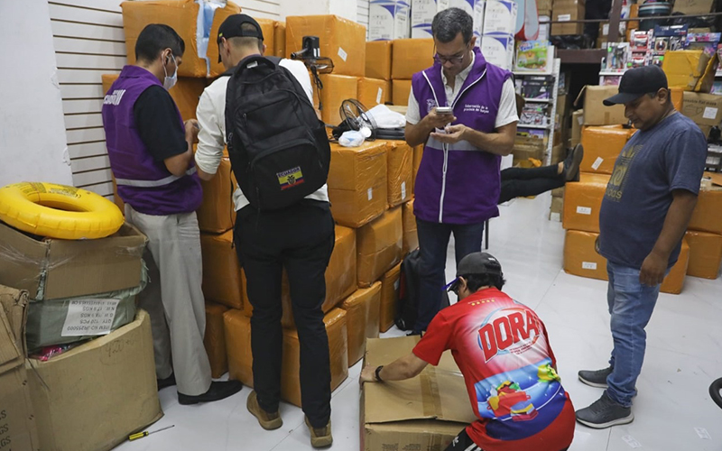 Intendencia de Policía del Guayas y Arcsa decomisan más de 500 mil mascarillas quirúrgicas sin registro sanitario y clausura locales