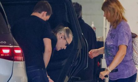 Ozzy Osbourne sigue sin poder caminar y lo trasladan en silla de ruedas