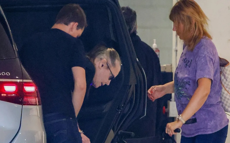 Ozzy Osbourne sigue sin poder caminar y lo trasladan en silla de ruedas