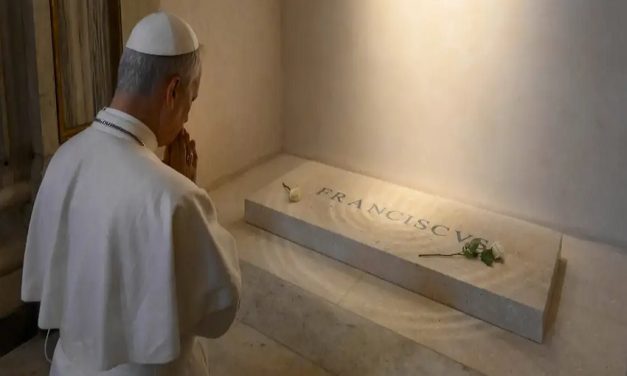 El papa León XIV visitó la tumba de Francisco