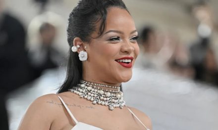 Rihanna anuncia su tercer embarazo en la MET Gala 2025