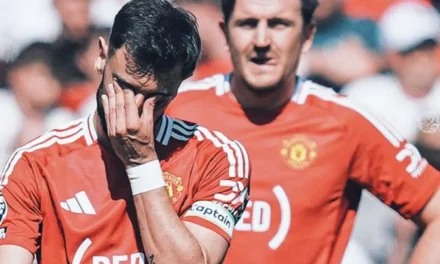 Manchester United cae en casa y se hunde en la tabla en la Premier