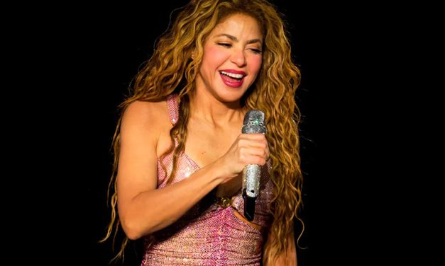 Shakira pierde el equilibrio y cae durante concierto en Montreal