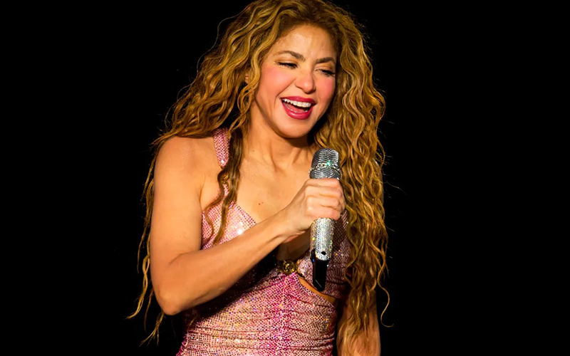 Shakira pierde el equilibrio y cae durante concierto en Montreal
