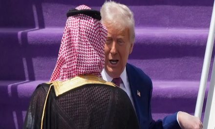 Trump aterriza en Riad en su primera gira por Oriente Medio