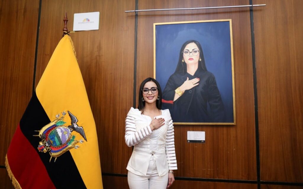 Viviana Veloz coloca su retrato en la Asamblea Nacional