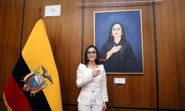 Viviana Veloz coloca su retrato en la Asamblea Nacional