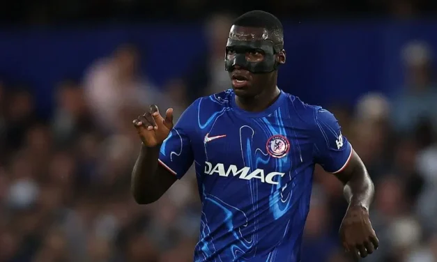 Moisés Caicedo salió a jugar enmascarado ante el Manchester United