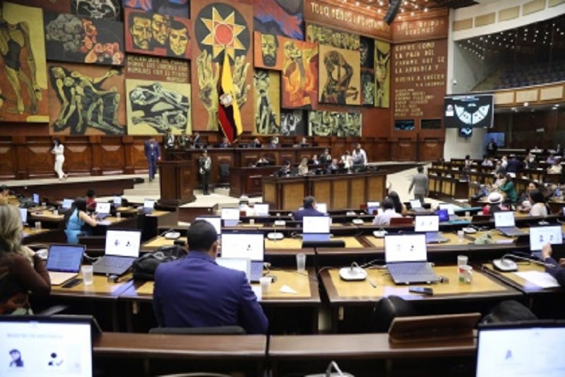 Asamblea decide que personas con más de 40 años se mantengan en sus lugares de trabajo