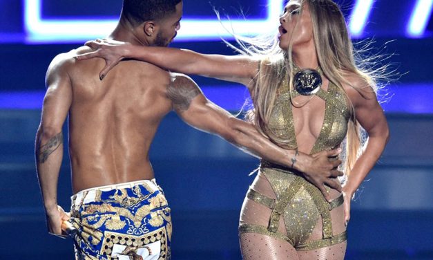 AMAs 2025: Jennifer López besa en la boca a sus bailarines en plena presentación