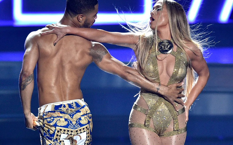 AMAs 2025: Jennifer López besa en la boca a sus bailarines en plena presentación