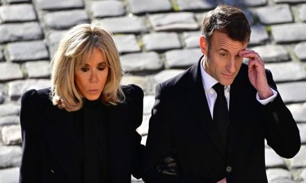 Macron reacciona tras la bofetada que le dio su mujer