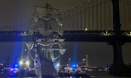 Buque mexicano choca con puente de Brooklyn y hay 2 muertos